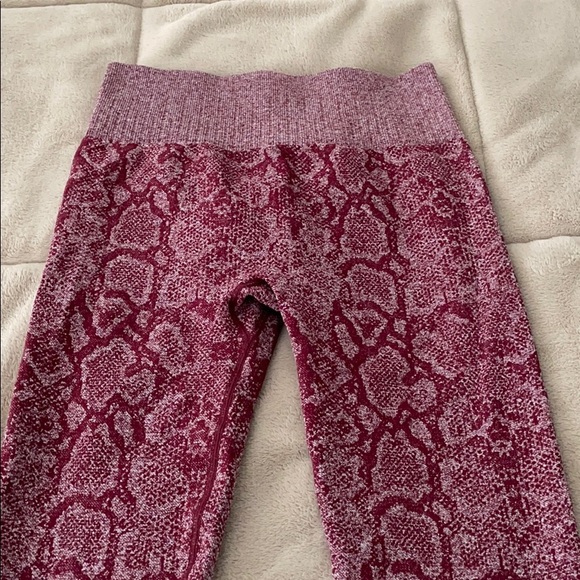 Ribbed snakeskin leggings! - Picture 3 of 4
